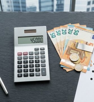 Zdjęcie biurka z dokumentem przekazania samochodu, banknotami euro, kalkulatorem i kluczykiem do samochodu.