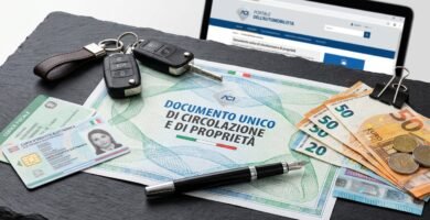 Immagine di un atto di proprietà dallo stile accattivante accanto a un documento d'identità e alle chiavi dell'auto.