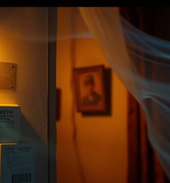Immagine di un contatore del gas davanti a un contatore dell'elettricità in una vecchia stanza illuminata da una luce gialla