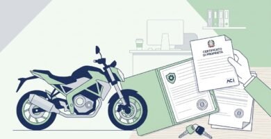 Immagine con uno stile cromatico nei toni del blu, piombo e verde di una motocicletta accanto a documenti di proprietà.