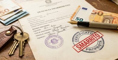 Immagine di un documento di smarrimento, alcune chiavi, banconote in euro e una penna.