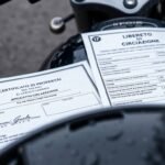 Immagine di una motocicletta nera con documenti sul sedile