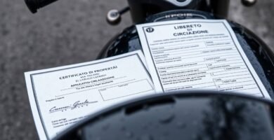 Immagine di una motocicletta nera con documenti sul sedile