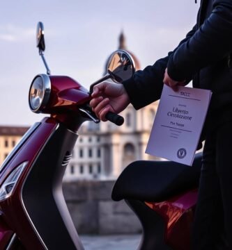 Immagine di un uomo seduto su una motocicletta con in mano un documento di trasferimento di proprietà