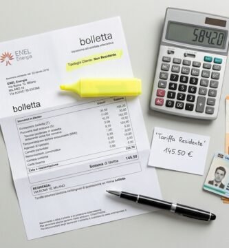 Immagine di una scrivania bianca con un documento di fattura, un evidenziatore, una calcolatrice, banconote e un documento d'identità.