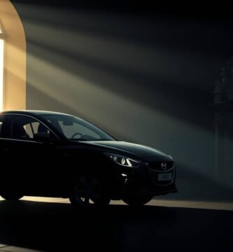 Immagine di un'auto in una stanza buia che riceve luce da una finestra