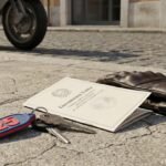 Immagine di un atto di proprietà, chiavi, guanti da motociclista e una motocicletta sullo sfondo.